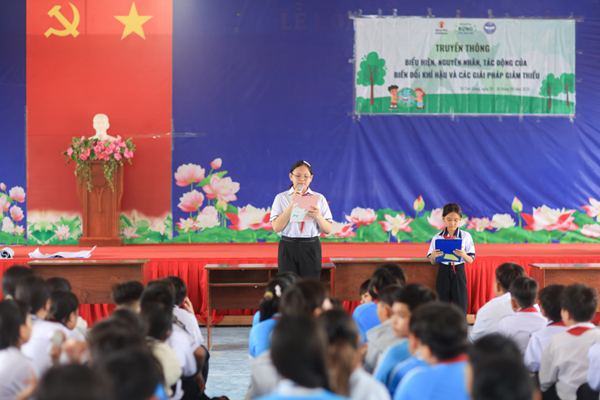 Students facilitating communications event on climate education